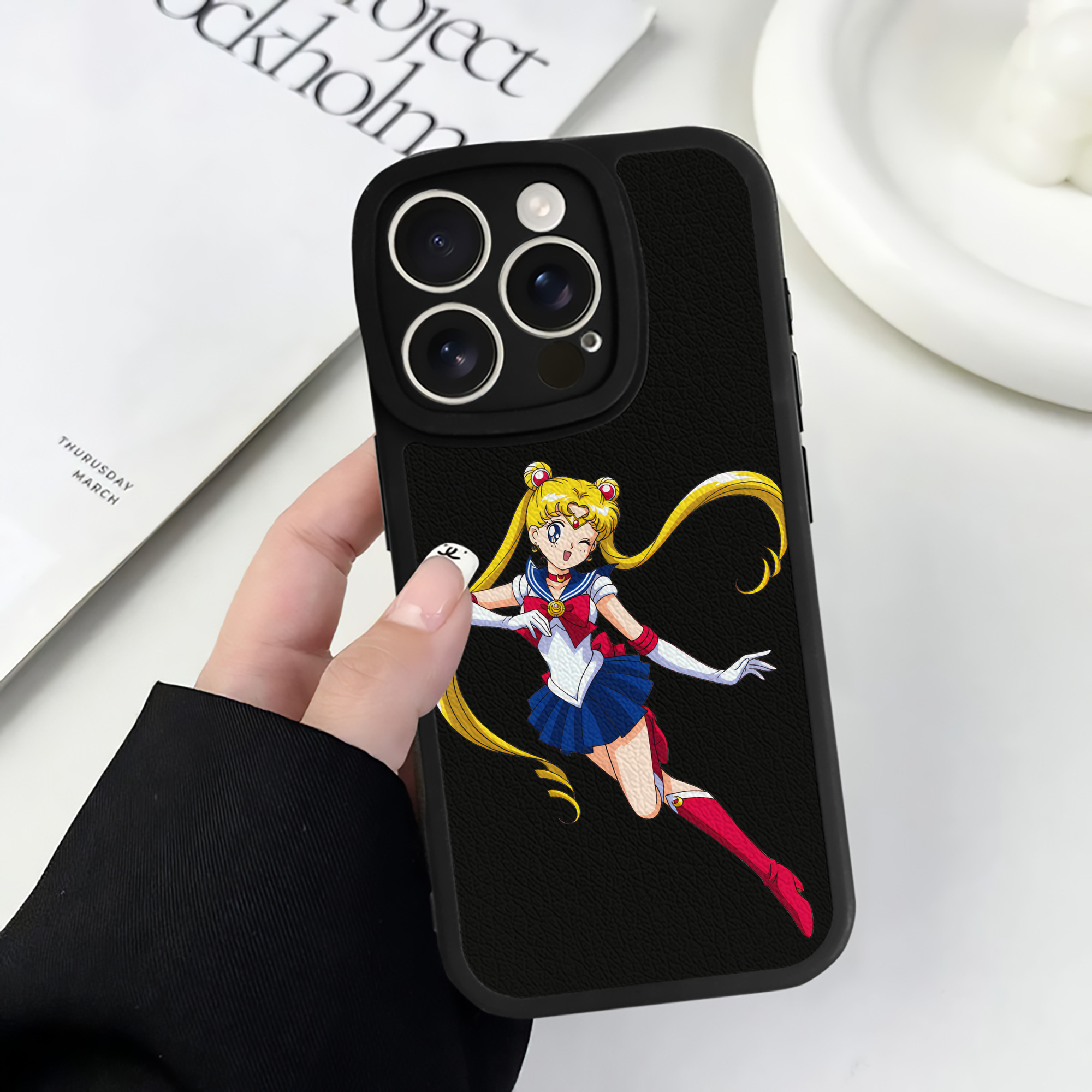 （画像用） 美少女戦士セーラームーン 月野 うさぎ つきの うさぎ Sailor Moon Tsukino Usagi 【iPhone 16シリーズ対応】シリコンスマホケース（レザー調） 材質：シリコン